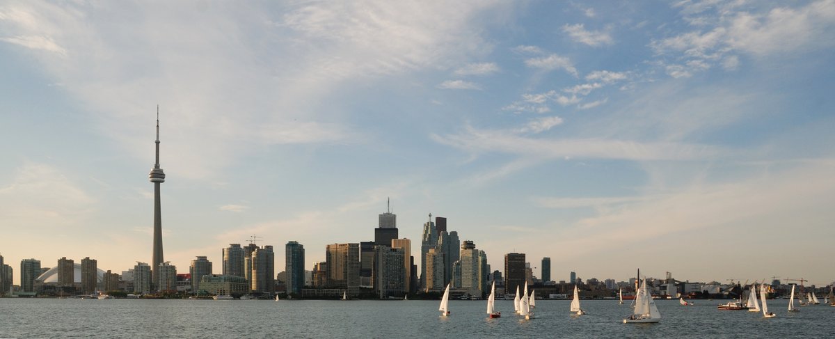 Toronto skyline with the CN Tower overlooking blue waters